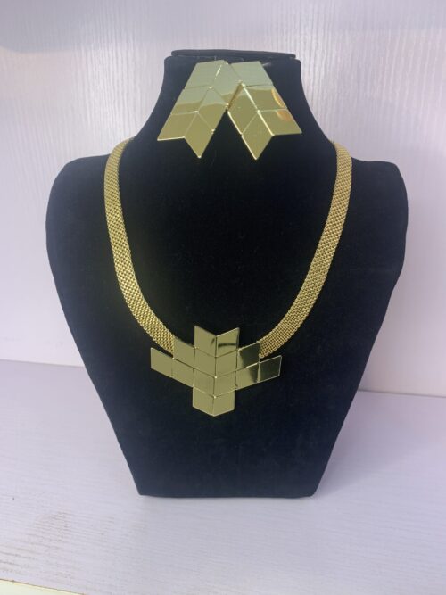 ELEGANT PENDANT NECKLACE