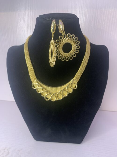 ELEGANT PENDANT NECKLACE