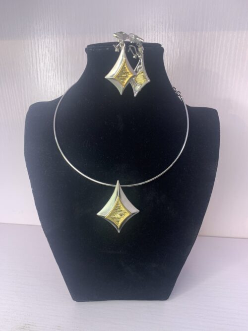ELEGANT PENDANT NECKLACE
