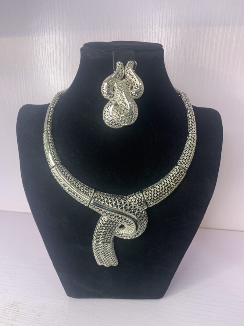 ELEGANT PENDANT NECKLACE