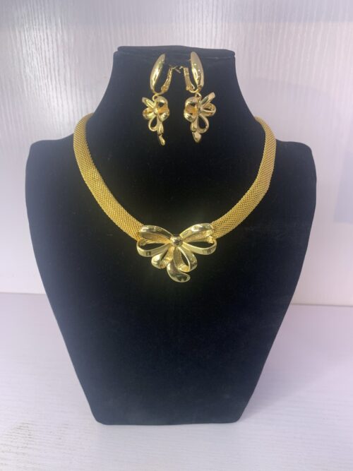 ELEGANT PENDANT NECKLACE