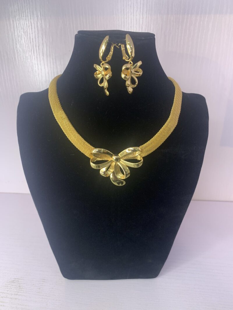 ELEGANT PENDANT NECKLACE