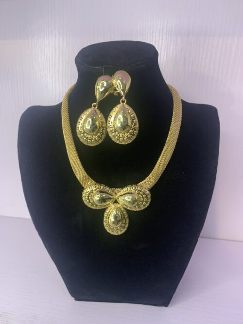 ELEGANT PENDANT NECKLACE