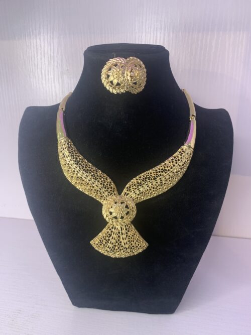 ELEGANT PENDANT NECKLACE