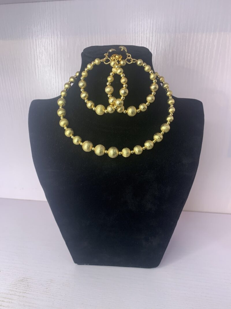 ELEGANT PENDANT NECKLACE