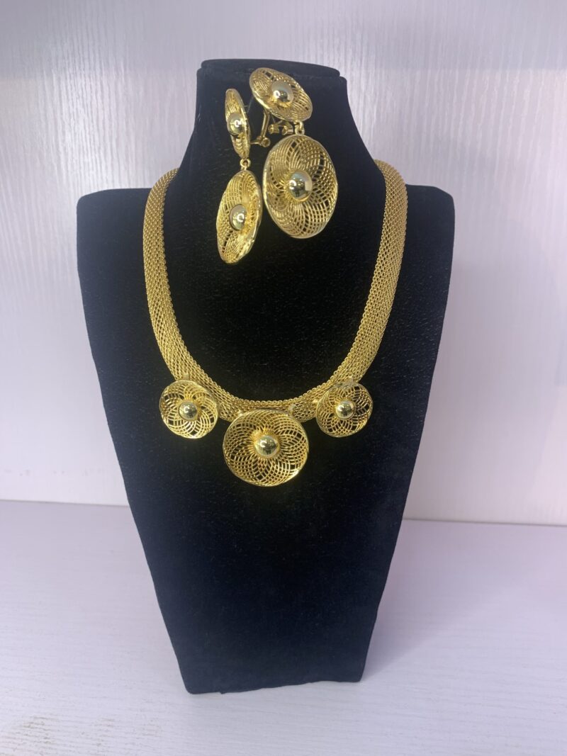 ELEGANT PENDANT NECKLACE