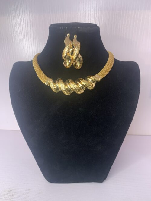 ELEGANT PENDANT NECKLACE