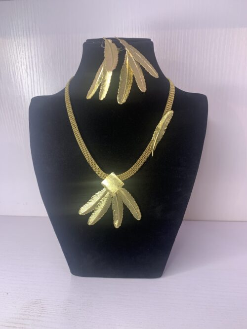 ELEGANT PENDANT NECKLACE