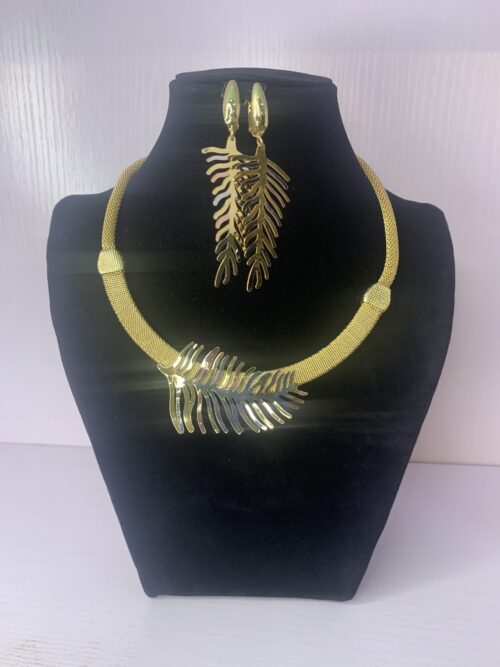 ELEGANT PENDANT NECKLACE