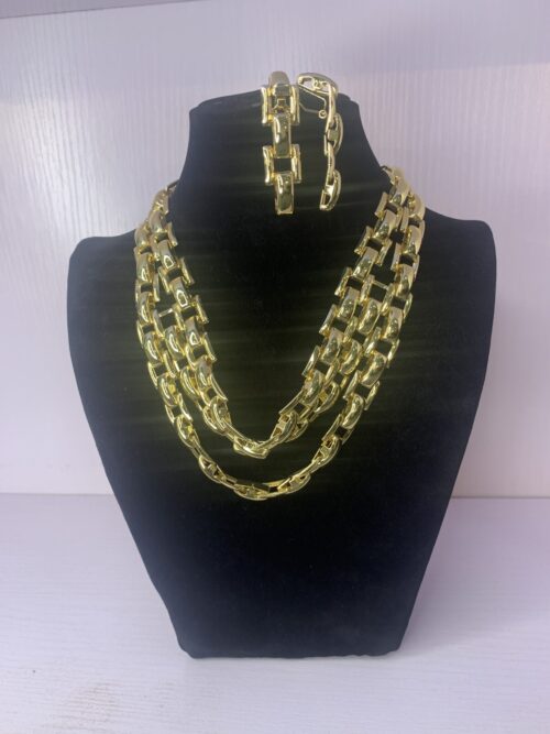 ELEGANT PENDANT NECKLACE