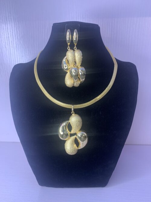 ELEGANT PENDANT NECKLACE