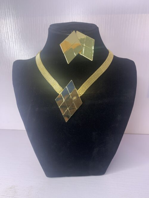 ELEGANT PENDANT NECKLACE