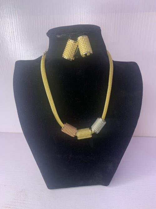 ELEGANT PENDANT NECKLACE