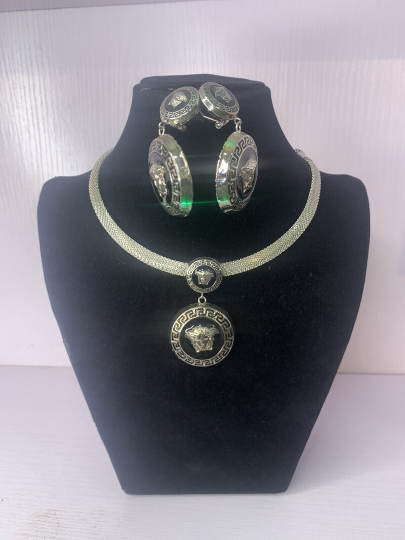 ELEGANT PENDANT NECKLACE