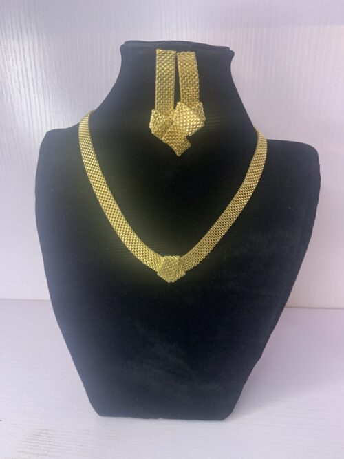 ELEGANT PENDANT NECKLACE