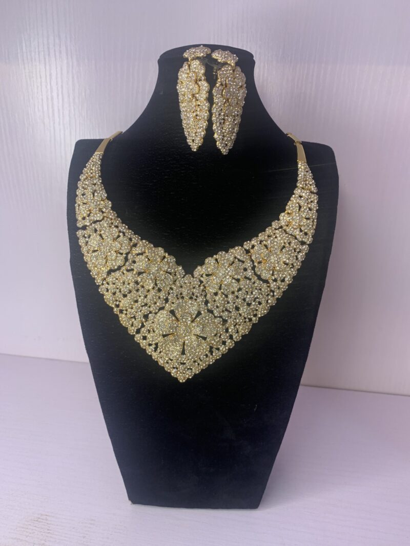 ELEGANT PENDANT NECKLACE