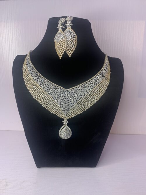 ELEGANT PENDANT NECKLACE