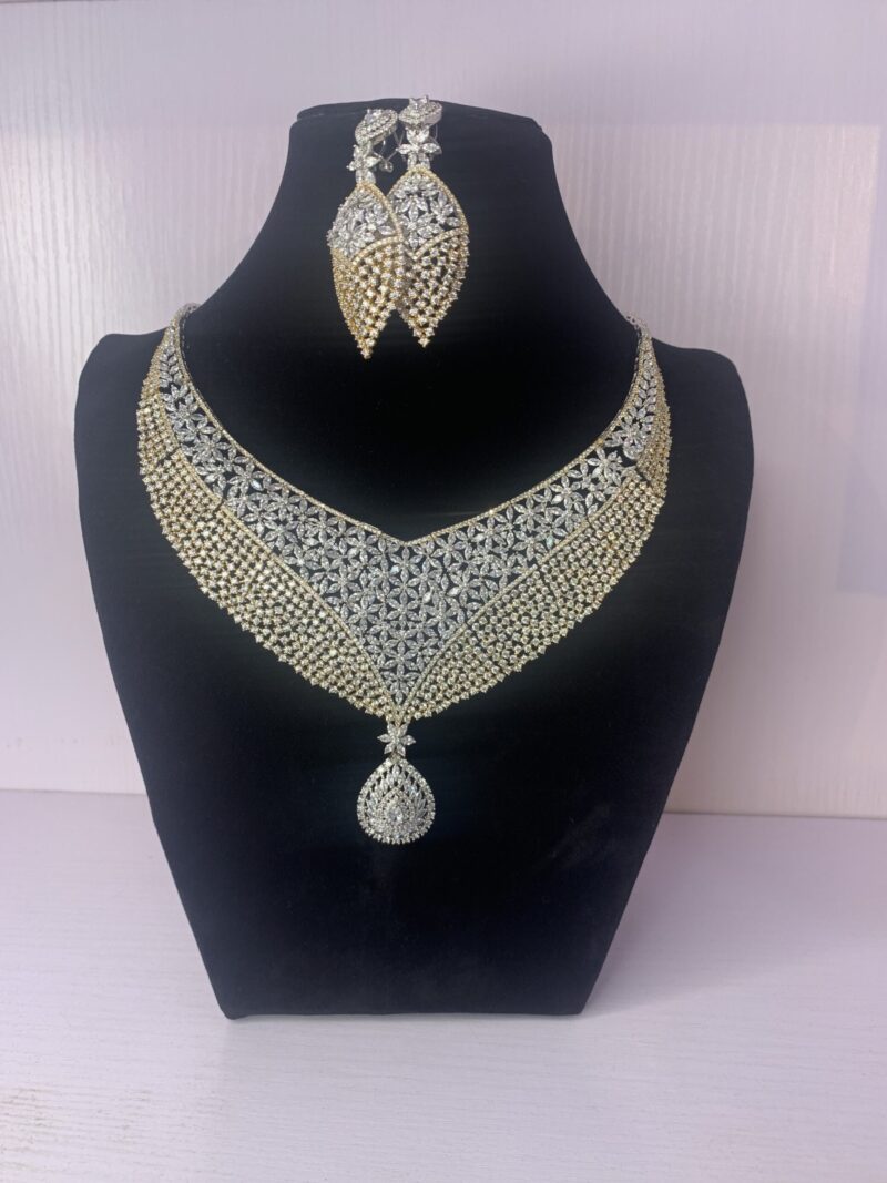 ELEGANT PENDANT NECKLACE