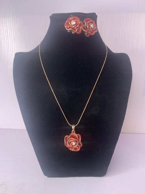 ELEGANT PENDANT NECKLACE