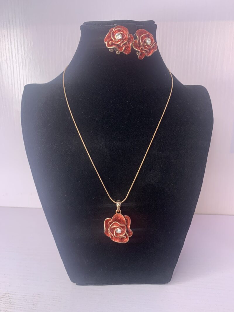 ELEGANT PENDANT NECKLACE